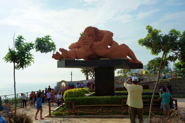 Parque amor statue
